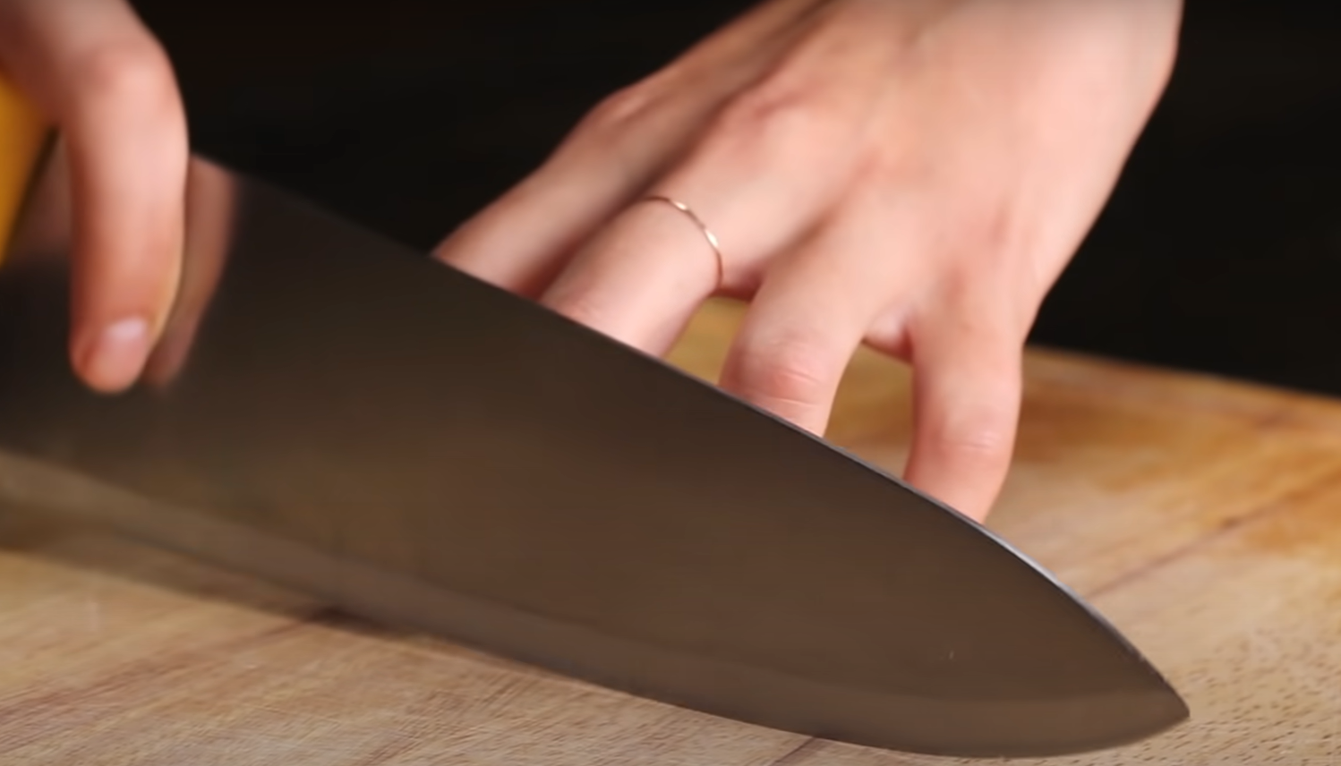 How to Carry a Knife in the Kitchen? KitchenProfy