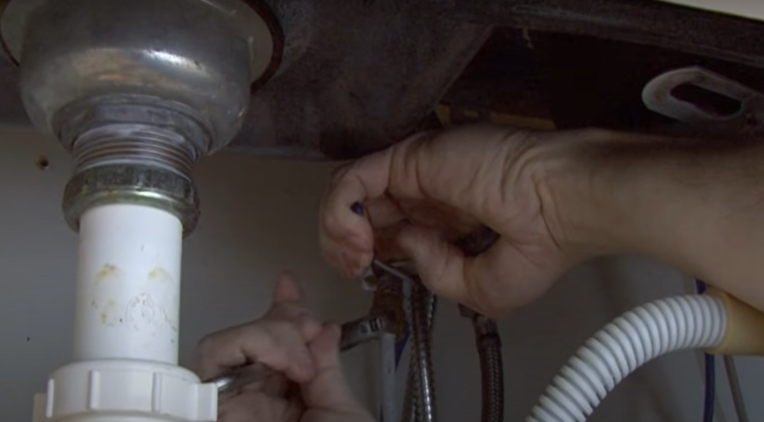 How to Remove Kitchen Faucet With U Shaped Bracket? KitchenProfy