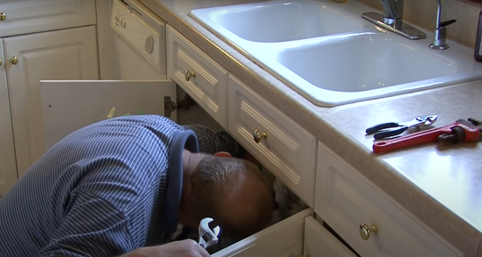 How to Remove Kitchen Faucet With U Shaped Bracket? KitchenProfy