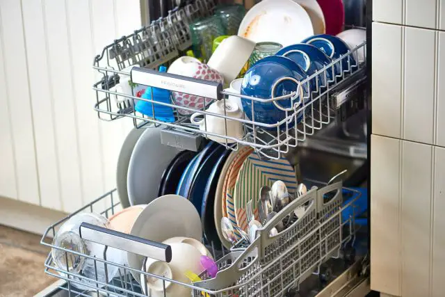 Avoid Washing Kitchenware With Deteriorated Surfaces