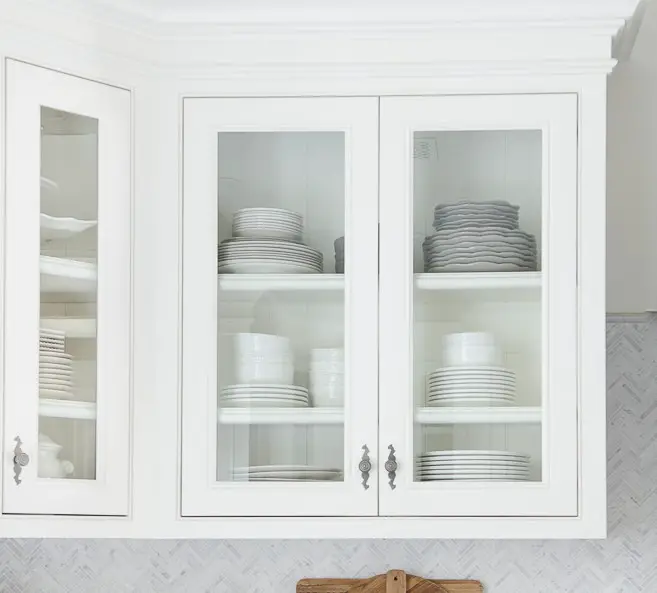 How To Arrange Dishes In Glass Kitchen Cabinets